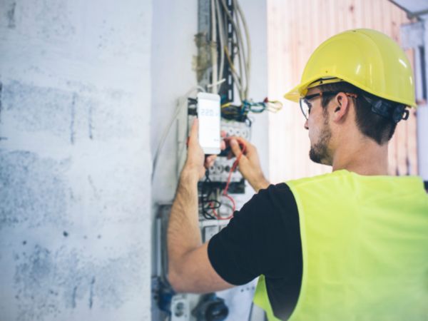 Porady dotyczące bezpieczeństwa elektrycznego: Jak zainstalować przewody elektryczne w domu i zachować bezpieczeństwo