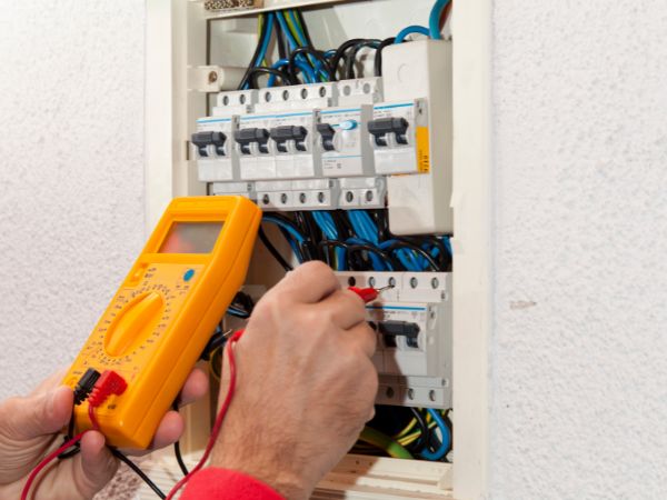 Jak utrzymać system elektryczny domu bezpieczny i solidny
